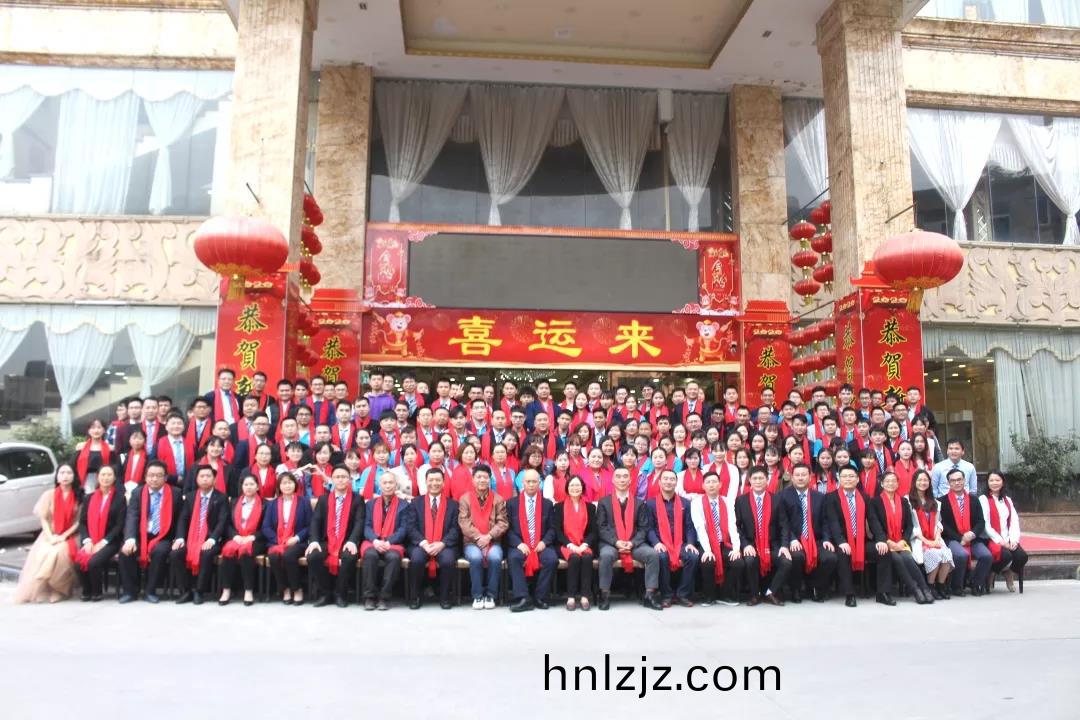 藍勃生物(wu)2019年度(du)錶彰(zhang)暨(ji)2020新(xin)年(nian)糰(tuan)拜(bai)會隆(long)重(zhong)擧行